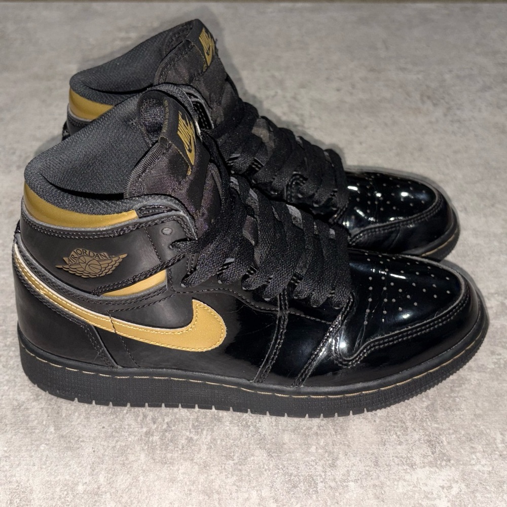 Jordan 1 Retro High (GS) Black Metallic Gold